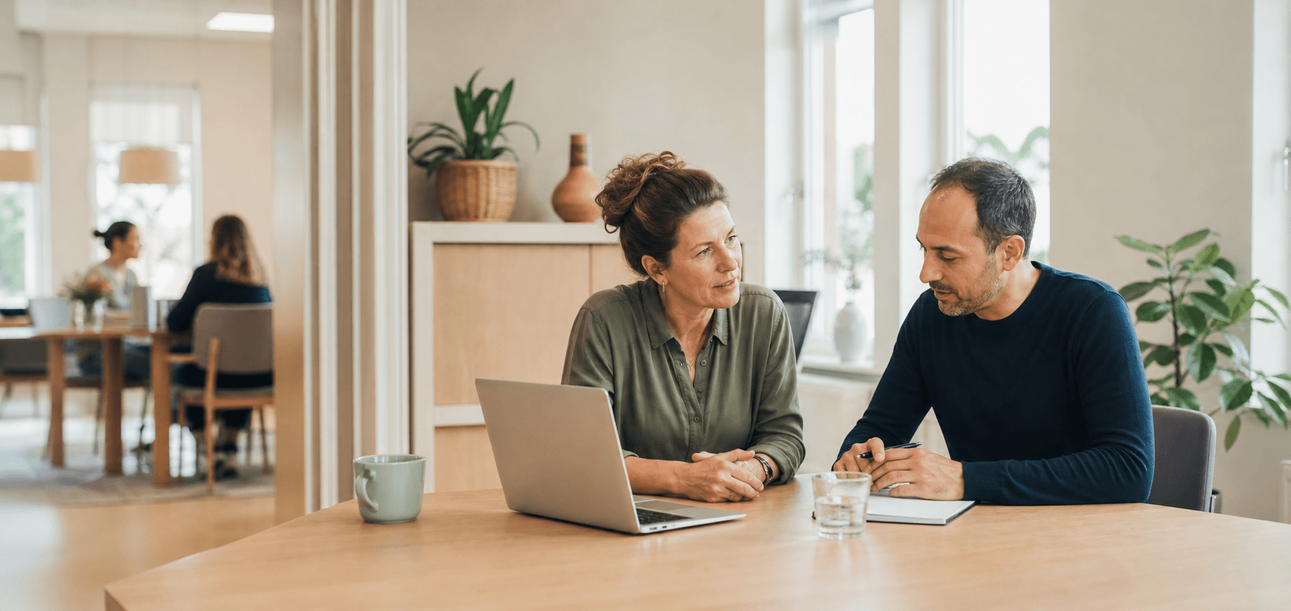 Medewerker en begeleider bespreken samen mogelijkheden voor passend werk
